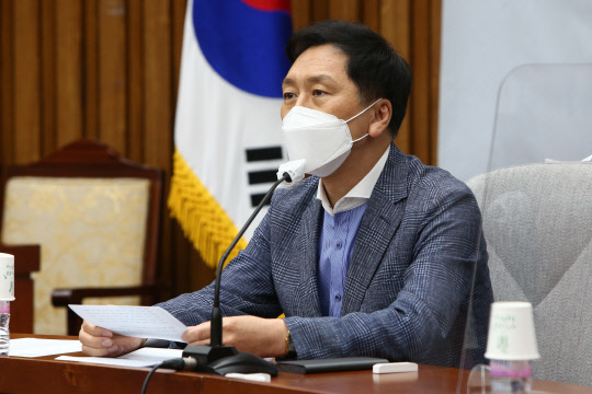 발언하는 김기현 원내대표      (서울=연합뉴스) 하사헌 기자 = 국민의힘 김기현 원내대표가 2일 국회에서 열린 원내대책회의에서 발언하고 있다. 2021.7.2      toadboy@yna.co.kr  (끝)